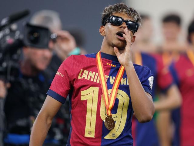 1736905197227001757.jpg el-futbolista-lamine-yamal-durante-la-celebracion-de-la-supercopa-de-espana_5a36.jpg
